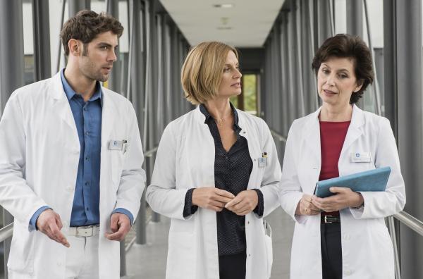 Bild 1 von 10: (v.l.n.r.) Dr. Niklas Ahrend (Roy Peter Link); Dr. Franziska Ruhland (Gunda Ebert); Prof. Dr. Karin Patzelt (Marijam Agischewa)