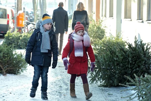 Bild 1 von 4: Weihnachten ist anders. Paule (Chloe Heinrich) und ihr Freund Max (Santino Bathe) erleben, welche Auswirkung Ruprechts Treiben bereits auf ihre Welt hat. Sie beschließen, etwas dagegen zu unternehmen.