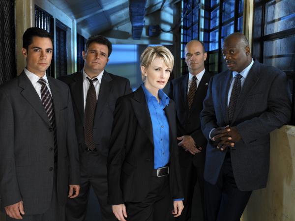 Bild 1 von 21: (2. Staffel) - Die Mitarbeiter des Mord-Dezernates von Philadelphia sind ein eingeschworenes Team: Scott (Danny Pino, l.), Nick Vera (Jeremy Ratchford, 2.v.r.), Will (Thom Barry, r.), Lilly Rush (Kathryn Morris, M.) und John Stillman (John Finn, 2.v.r.)