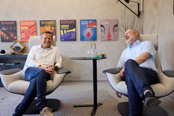 Bild 1 von 5: Ist Quantenphysik immer ernst, trocken und unverständlich? Zusammen mit dem Physiknobelpreisträger Ferenc Krausz (l.) beweist uns Harald Lesch (r.) das Gegenteil.