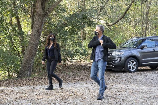 Bild 1 von 9: Tammy Gregorio (Vanessa Ferlito, l.); Dwayne Pride (Scott Bakula, r.)