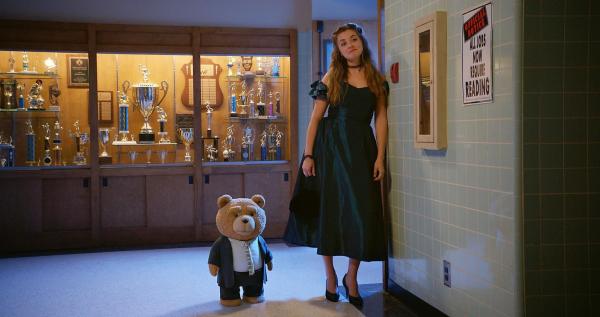 Bild 1 von 11: Ted (l.); Blaire Bennett (Giorgia Whigham, r.)