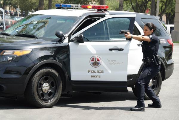 Bild 1 von 3: Angela Lopez (Alyssa Diaz) möchte den Flüchtigen überwältigen.