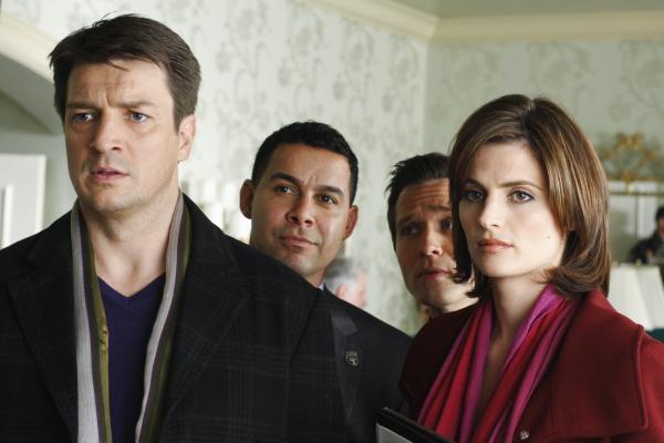 Bild 1 von 36: Richard Castle (Nathan Fillion, l.), Javier Esposito (Jon Huertas, 2.v.l.), Kevin Ryan (Seamus Dever, 2.v.r.) und Kate Beckett (Stana Katic, r.) stehen mal wieder vor einem Rätsel.