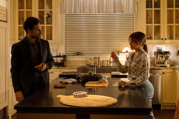 Bild 1 von 7: Cole Ellis (Giacomo Gianniotti, l.); Max Mitchell (Vanessa Morgan, r.)