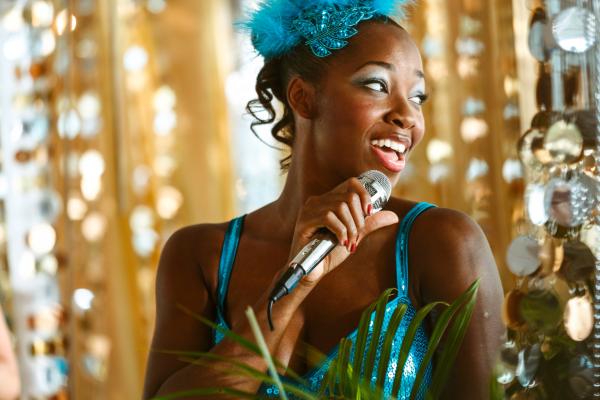 Bild 1 von 2: In einem Moment steht die talentierte Sängerin Aimee (Jamelia) noch freudestrahlend auf der Bühne und im nächsten liegt sie tot am Boden. Was war die Ursache für den plötzlichen Tod der jungen Frau?