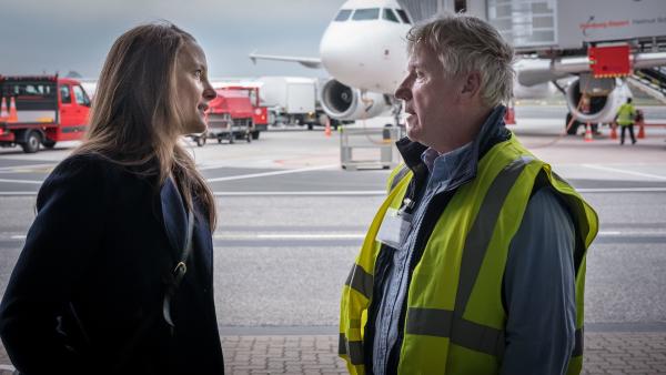 Bild 1 von 9: Marion (Anne Ratte-Polle) bittet ihren Kollegen Mark (Jörg Schüttauf) um einen Gefallen, er soll ihrem Mann einen Job verschaffen.