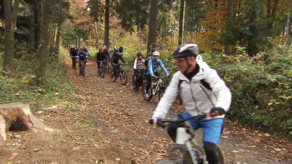 Bild 1 von 3: MontainbikerInnen.
