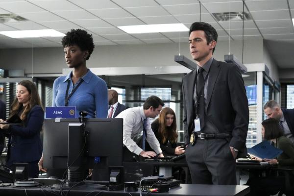 Bild 1 von 4: Special Agent Tiffany Wallace (Katherine Renee Kane, l.); Special Agent Stuart Scola (John Boyd, r.)