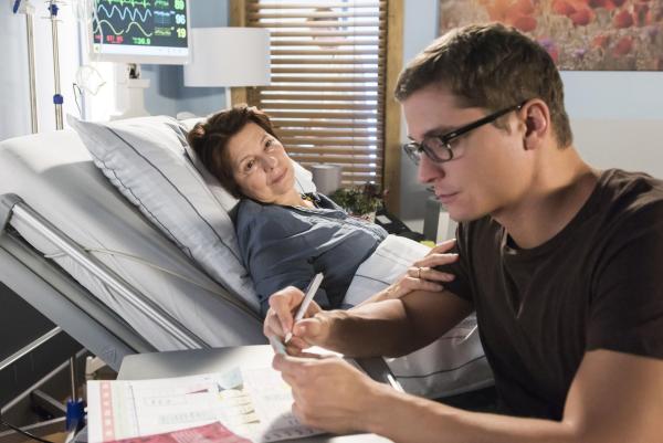 Bild 1 von 6: Gabi Bähr (Irene Kugler, l.); Dr. Elias Bähr (Stefan Ruppe, r.)