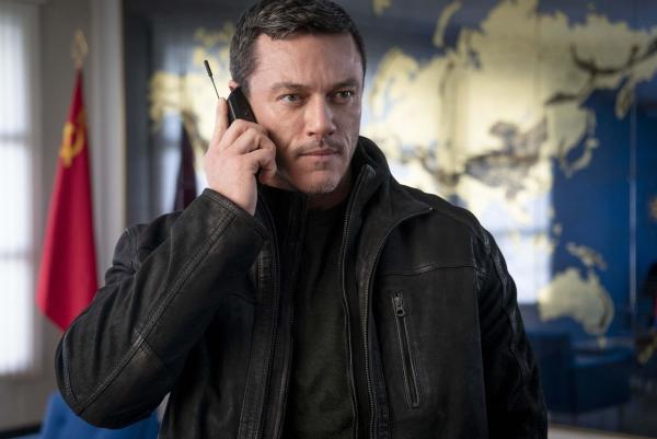 Bild 1 von 8: Alex Tchenkov (Luke Evans)