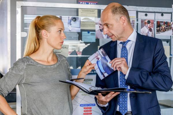 Bild 1 von 15: Im Bild:  Lilian Klebow (Penny Lanz), Paul Matic (Dr. Seiler).