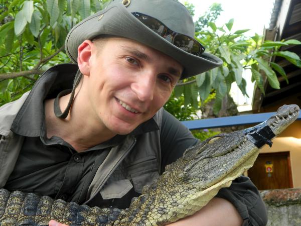 Bild 1 von 7: Pur+ Moderator Eric Mayer hat ein vier Jahre altes Nilkrokodil gefangen.