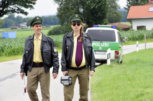 Bild 1 von 1: Maria (Lisa Maria Potthoff) und Kollege Michi (Matthias Ransberger) erwarten die Braut auf ihre Art.