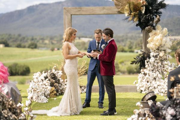 Bild 1 von 8: Booka (l.); Brett (r.)