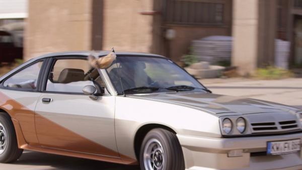 Bild 1 von 1: Bleibenzin und Waschen auf der Straße sind heute ebenso out wie Fuchsschwanz und Wackeldackel.