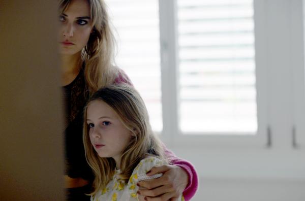 Bild 1 von 4: Anne Dupraz in ihrer Vergangenheit als Sacha (Vanille Lehmann, li.) und als kleines Mädchen (Juliette Fallet)