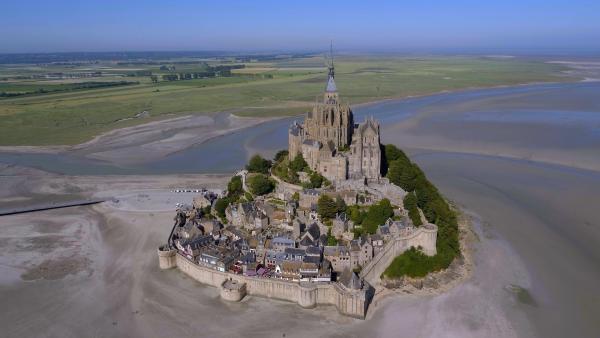 Bild 1 von 2: Der Klosterberg Mont-Saint-Michel in der französischen Normandie wird auch \