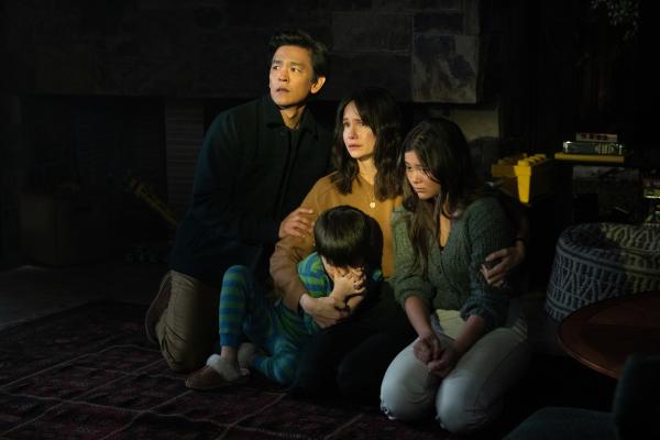 Bild 1 von 8: Die Familie fürchtet sich vor maskierten Eindringlingen in ihrem Haus. Von links: Curtis (John Cho), Meredith (Katherine Waterston), Cal (Isaac Bae) und Iris (Lukita Maxwell)