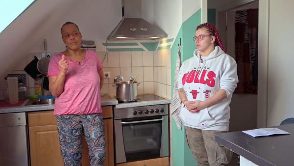 Bild 1 von 3: Jannie (li.) steht ihrer Tochter Leann zur Seite