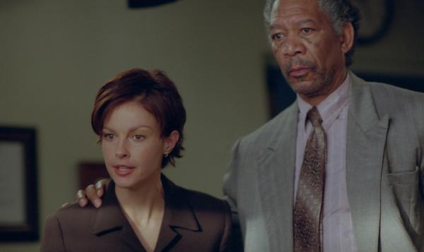 Bild 1 von 4: Claire Kubik (Ashley Judd) übernimmt die Verteidigung ihres Ehemannes, der verhaftet wurde. Außerdem holt sie sich Hilfe vom ehemaligen Militäranwalt Charles W. Grimes (Morgan Freeman).