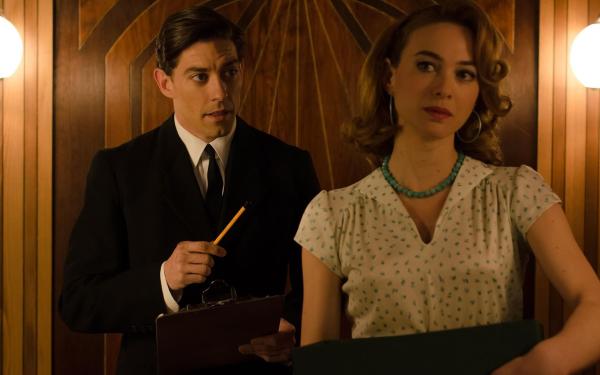 Bild 1 von 10: Pedro Infantes (Adrián Lastra, l.); Clara Montesinos (Marta Hazas, r.)