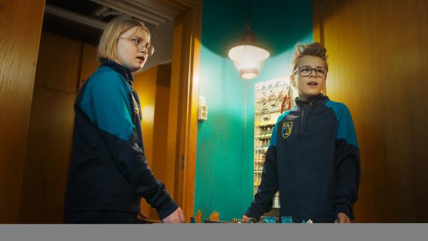 Bild 1 von 8: Becky (Ingrid Olivia Bjerknes, l.) und Uno (Nils Peder Vassnes, r.) spielen ein episches Brettspiel. Doch keiner von beiden will das Spielbrett aus Angst vor unbemerkten Schummeleien aus den Augen lassen.