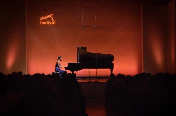 Bild 1 von 3: Ihr stimmungsvolles Programm spielt Jeneba Kanneh-Mason in der besonderen Kulisse des LWL-Museums Zeche Zollern in Dortmund.