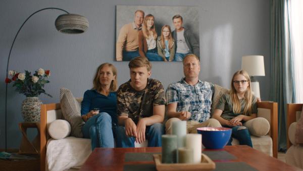 Bild 1 von 5: Die Familie (Elisa Beuger, Ferdi Stofmeel, Bobbie Mulder und Ole Kroes) sehen sich \