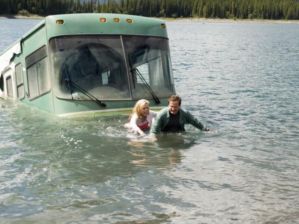 Bild 1 von 18: Manche Campingausflüge versinken im Chaos, manche im See ... Bob (Robin Williams, r.) und Jamie (Cheryl Hines, l.) vor ihrem Wohnmobil.
