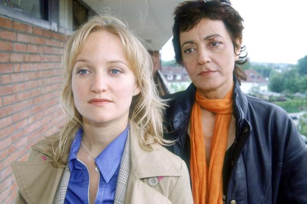 Bild 1 von 10: Im Bild: Sabrina (Despina Pajanou) und Caro (Eva Herzig) kommen nach dem Überfall auf Sabrina langsam miteinander klar.