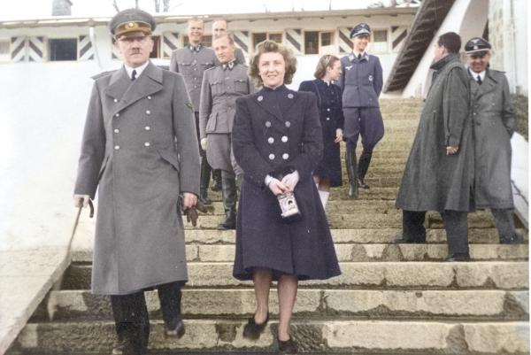 Bild 1 von 3: Eva Braun - Hitlers heimliche Geliebte (kolorierte Aufnahme um 1942)