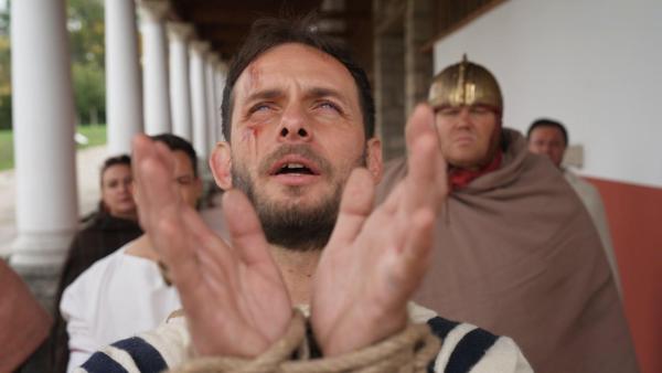 Bild 1 von 7: Im Bild: Spielszene: Florian betet vor seiner Hinrichtung (Darsteller Geza Frank).