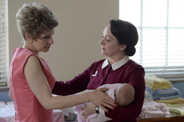 Bild 1 von 9: Mrs. Maguire (Jacqueline McKenzie, l.); Matron Frances Bolton (Mandy McElhinney, r.)