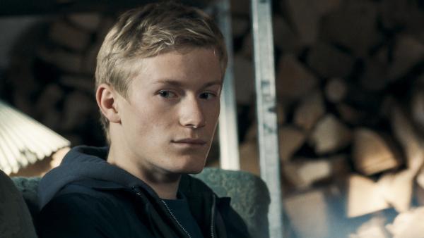 Bild 1 von 1: Lasse (Albert Rosin Harson) überlegt, ob er Floras Wunsch erfüllen und ein Konzert im Studentenwohnheim geben soll.