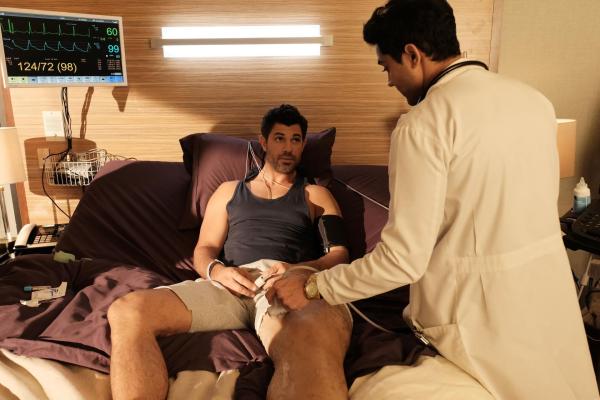 Bild 1 von 15: Devon (Manish Dayal, r.) soll den prominenten Baseballspieler Bobby Singer (Damon Dayoub, l.) behandeln und steht vor einer großen Herausforderung ...
