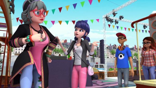 Bild 1 von 11: Julekas Mutter wird zu Captain Hardrock akumatisiert. Am Steuer eines unzerstörbaren Bootes, ausgestattet mit einem Piratenschwert, will sie ganz Paris mit ihrer Musik beschallen. Hilfe ahoi, Ladybug und Cat Noir!