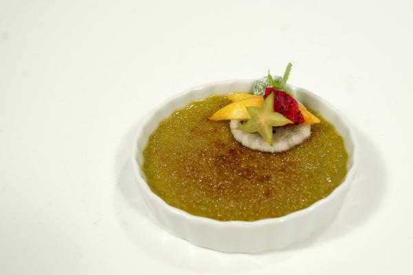 Bild 1 von 7: Buttermilchmousse mit Amaranth und Papaya.