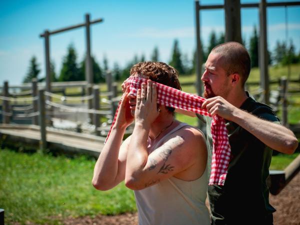 Bild 1 von 22: Im Bild: Single Christopher und Kandidat Franz gehen beim Beziehungstest auf Tuchfühlung.