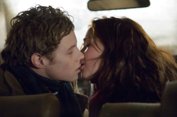 Bild 1 von 3: Der Fahrer (Ashton Holmes) und die junge Studentin (Emily Blunt) kommen sich auf der gemeinsamen Fahrt näher. Dennoch wird die Studentin das Gefühl nicht los, dass etwas nicht stimmt.