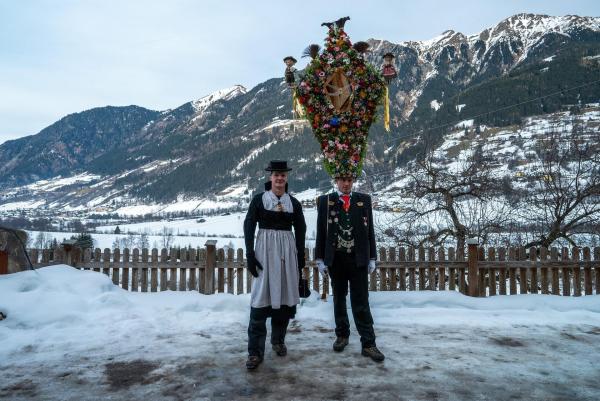 Bild 1 von 12: Im Bild: Probe Referenz zweier Brüder (links Mittänzer, rechts Hutträger).
