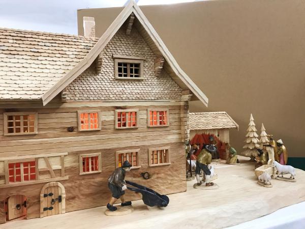 Bild 1 von 6: Im Bild: In rund 600 Arbeitsstunden wurde diese Krippe gebaut. 5.000 Schindeln zieren Dach und Fassade.