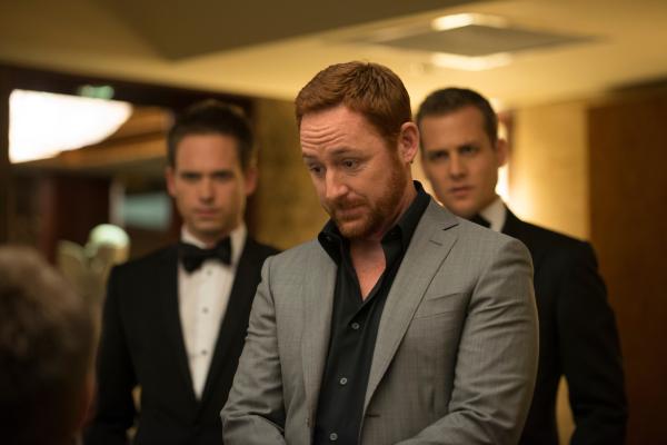 Bild 1 von 2: Ein Pokerabend wird für Harveys alten Freund zur existenziellen Bedrohung - er hat seine Firma an Thomas Walsh (Scott Grimes, M.) verspielt. Harvey (Gabriel Macht, r.) und Mike (Patrick J. Adams, l.) setzen alles daran, das Blatt doch noch zu wenden.