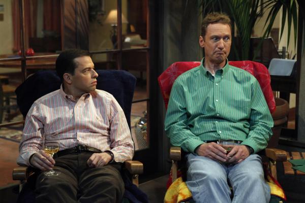 Bild 1 von 18: Herb (Ryan Stiles, r.), der Alans (Jon Cryer, l.) Ex-Frau Judith geheiratet hat, kommt mit deren Launen kurz vor der Geburt ihres gemeinsamen Babys nicht zurecht ...