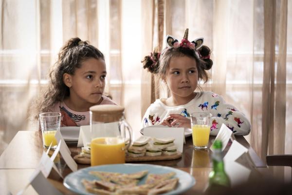 Bild 1 von 5: Abby (Harper Nichols, l.); Lola (Maila Latukefu, r.)