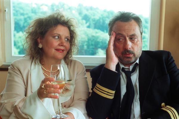 Bild 1 von 15: Nur widerstrebend lässt sich Stolze (Wolfgang Stumph) auf die Idee seines Freundes Manni ein, alleinstehende Frauen auszunehmen. Das  erste Opfer (Swetlana Schönfeld) ist hingerissen von seiner charmanten Unsicherheit und Nervosität. Der Grund dafür ist nur ein anderer, als sie vermutet.