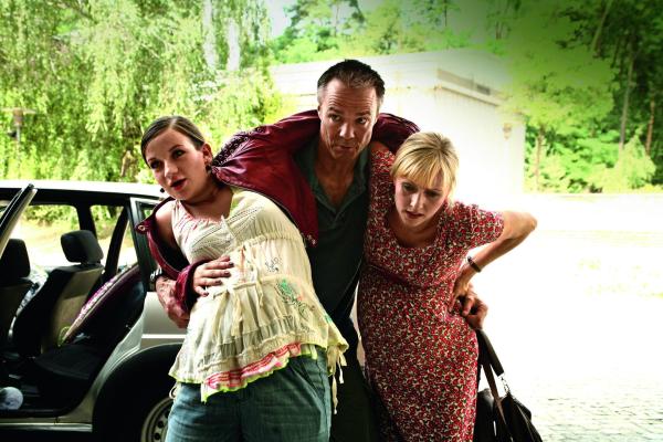 Bild 1 von 9: Kaum setzen bei Marla (Nina Gummich, l.) die ersten Wehen ein, da zieht Sabine (Dana Golombek, r.) auch schon nach. Nicht ahnend, was auf ihn zukommt, pendelt der aufgeregte Harald (Hannes Jaenicke, M.) zwischen den beiden Kreißsälen hin und her ...