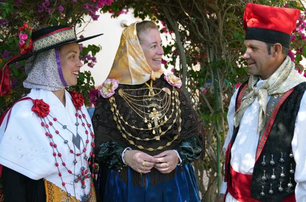 Bild 1 von 3: An Land steht der traditionelle Bauernball bevor, der Ball Pagès. Dafür müssen aufwendige Kostüme geschneidert, die Musikstücke und Tänze geübt werden.