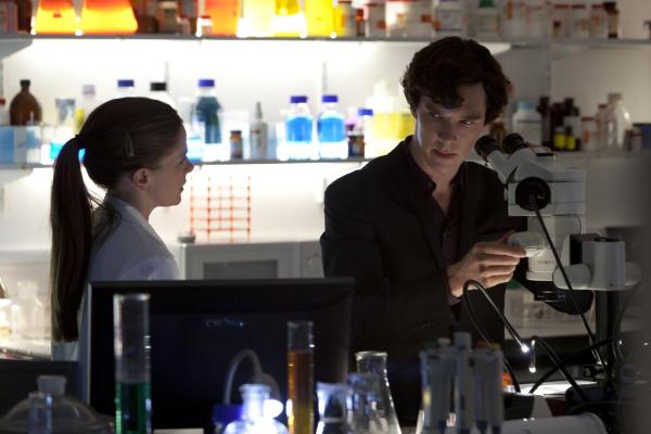 Bild 1 von 4: Molly Hooper (Louise Brealey, l.); Sherlock Holmes (Benedict Cumberbatch, r.)