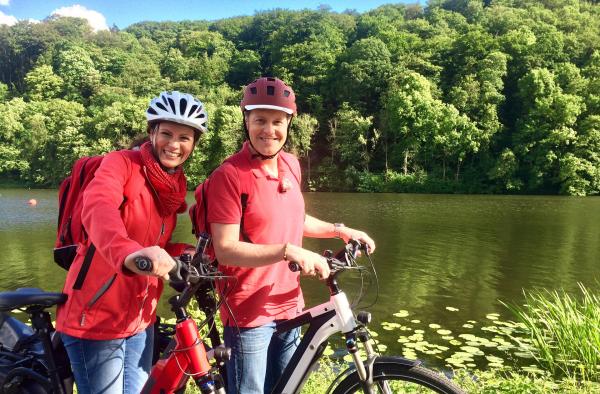 Bild 1 von 1: Wieder unterwegs: Anne Willmes (links) und Stefan Pinnow auf dem Ruhrtalradweg an der Ruhr bei Kettwig.